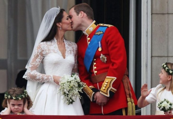 Royal-Wedding-The-Newlyweds-Greet-Wellwishers-From-The-Buckingham-Palace-Balcony